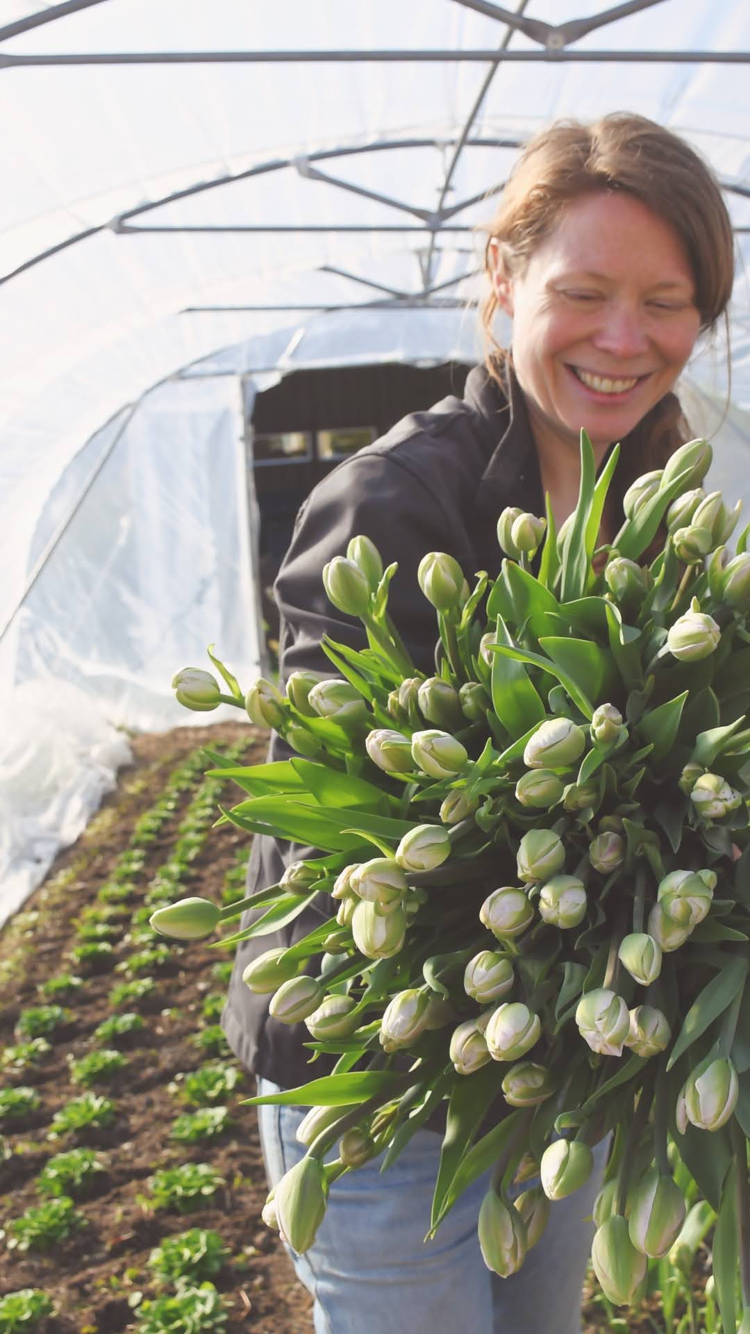 Kvinne med blomster i tunnell