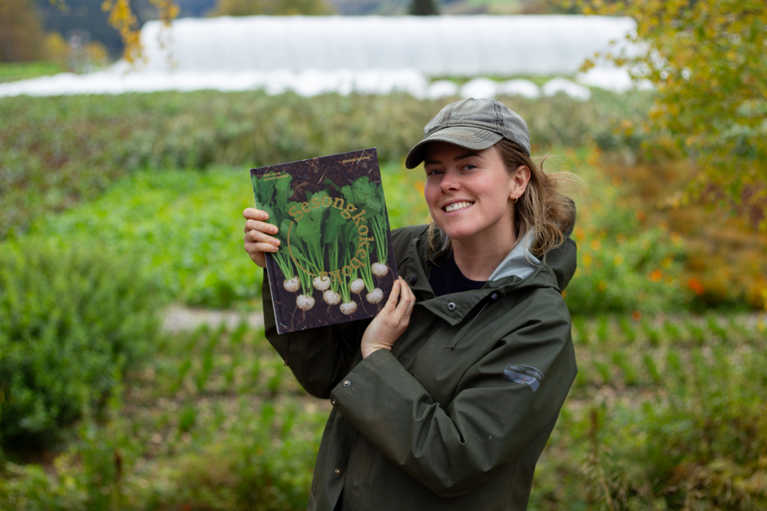 Kvinne holder bok i hånda