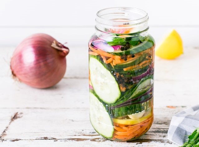 Krukke med sylta grønnsaker