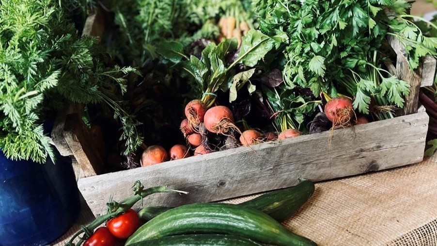 Grønnsaker i en treboks