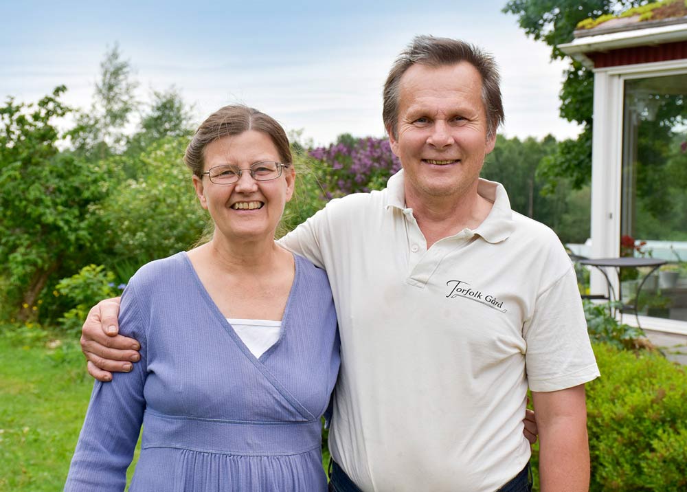 Mann og kvinne som smiler