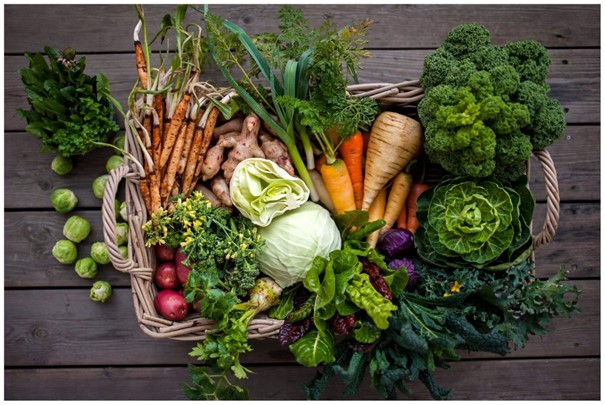 Blanding av mange ulike grønnsaker på et tregulv