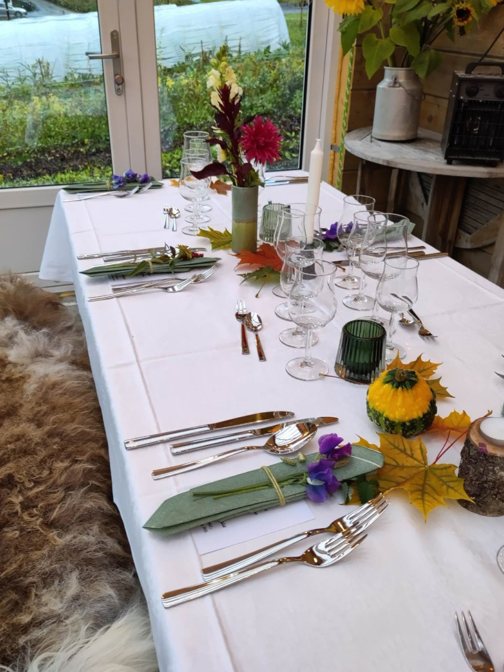 Oppdekking av middagsbord før gjester kommer.