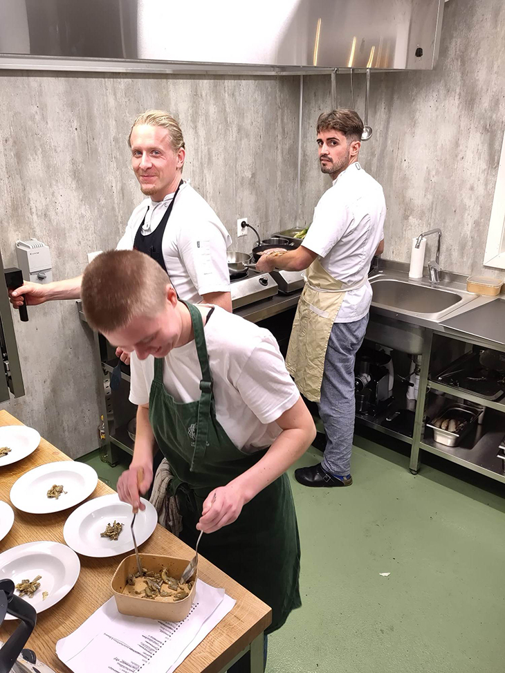 Det nye driftsbygget inneholder et produksjonskjøkken som skal brukes til foredling av hagens grønnsaker, sjokoladeproduksjon og arrangement. 