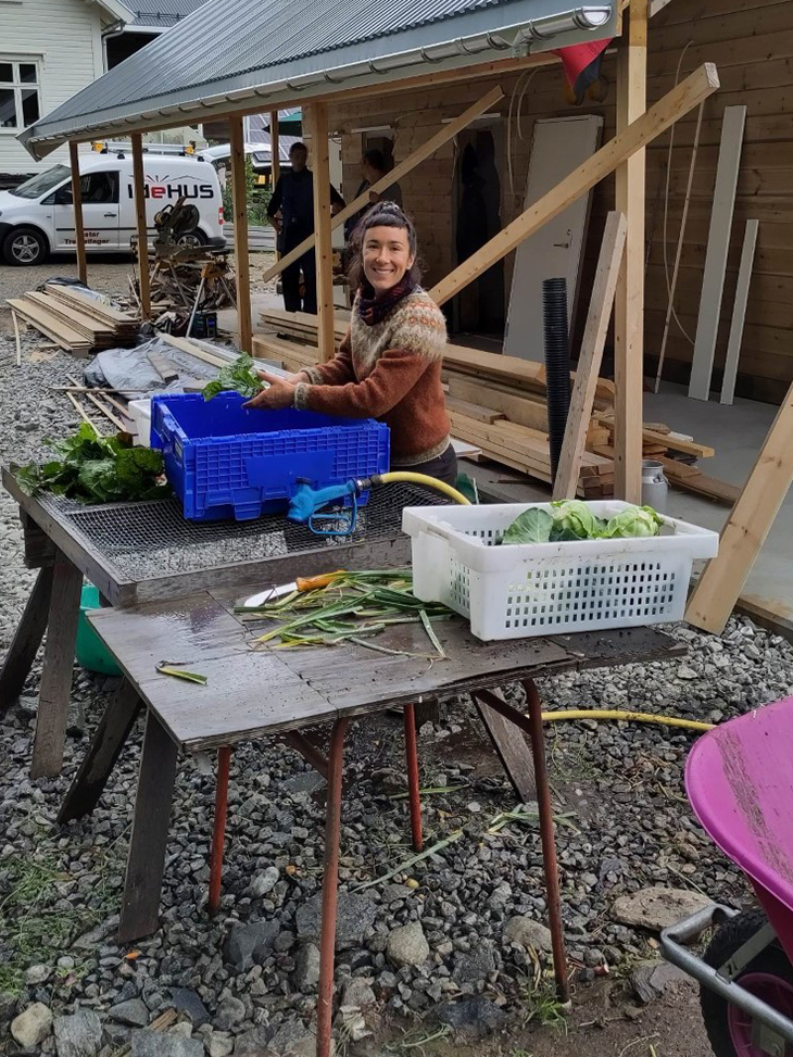 Den gamle vaskestasjonen var provisorisk og enkel, med hønsenett over to bukker. 