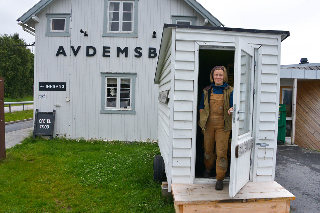 Et steinkast unna markedshagen ligger landhandelen Avdemsbue, et selvbetjent utsalg for grønnsaker like ved riksveien. 