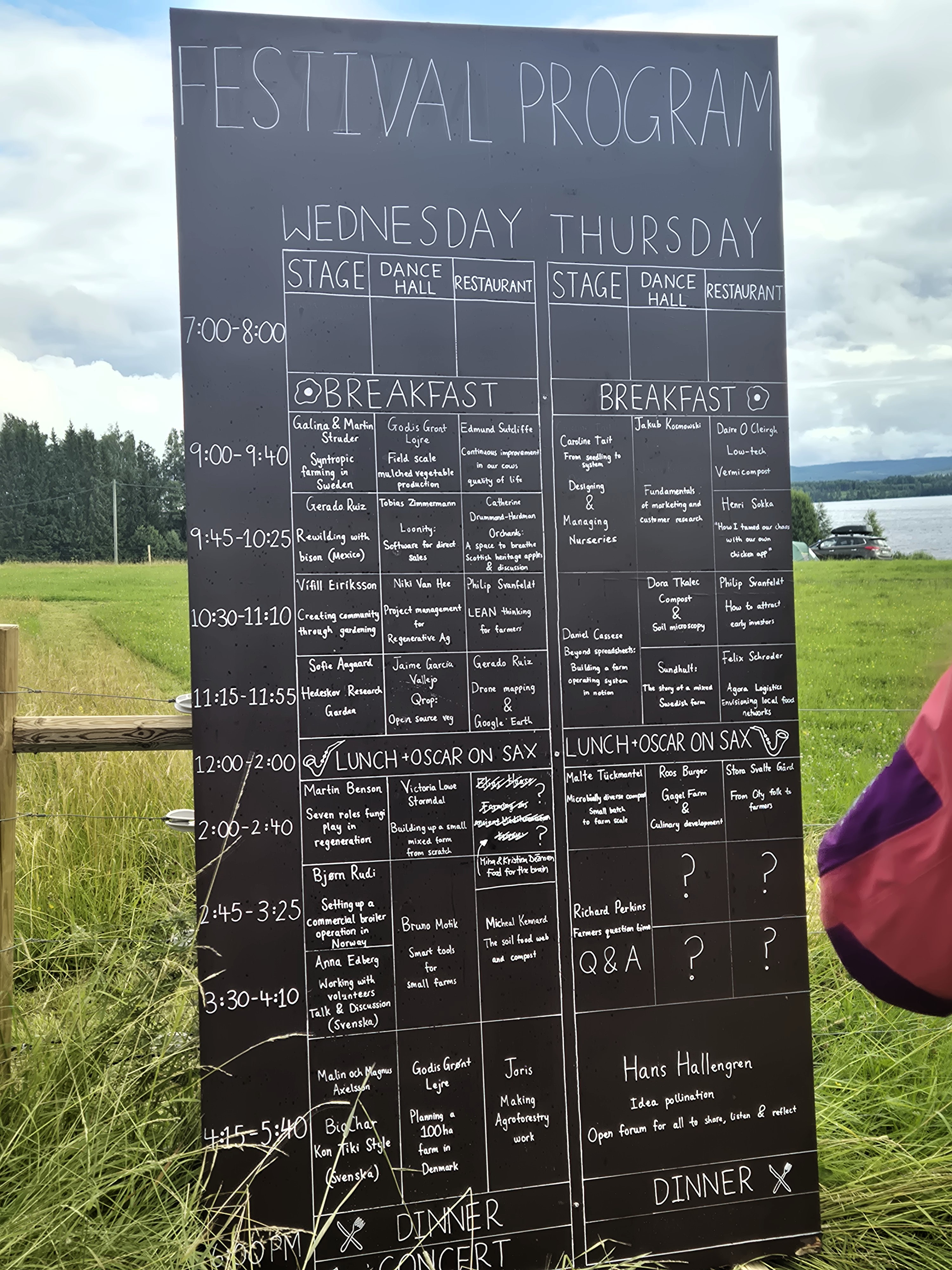 Programtavle med skrift som viser hva som skjedde under festivalen
