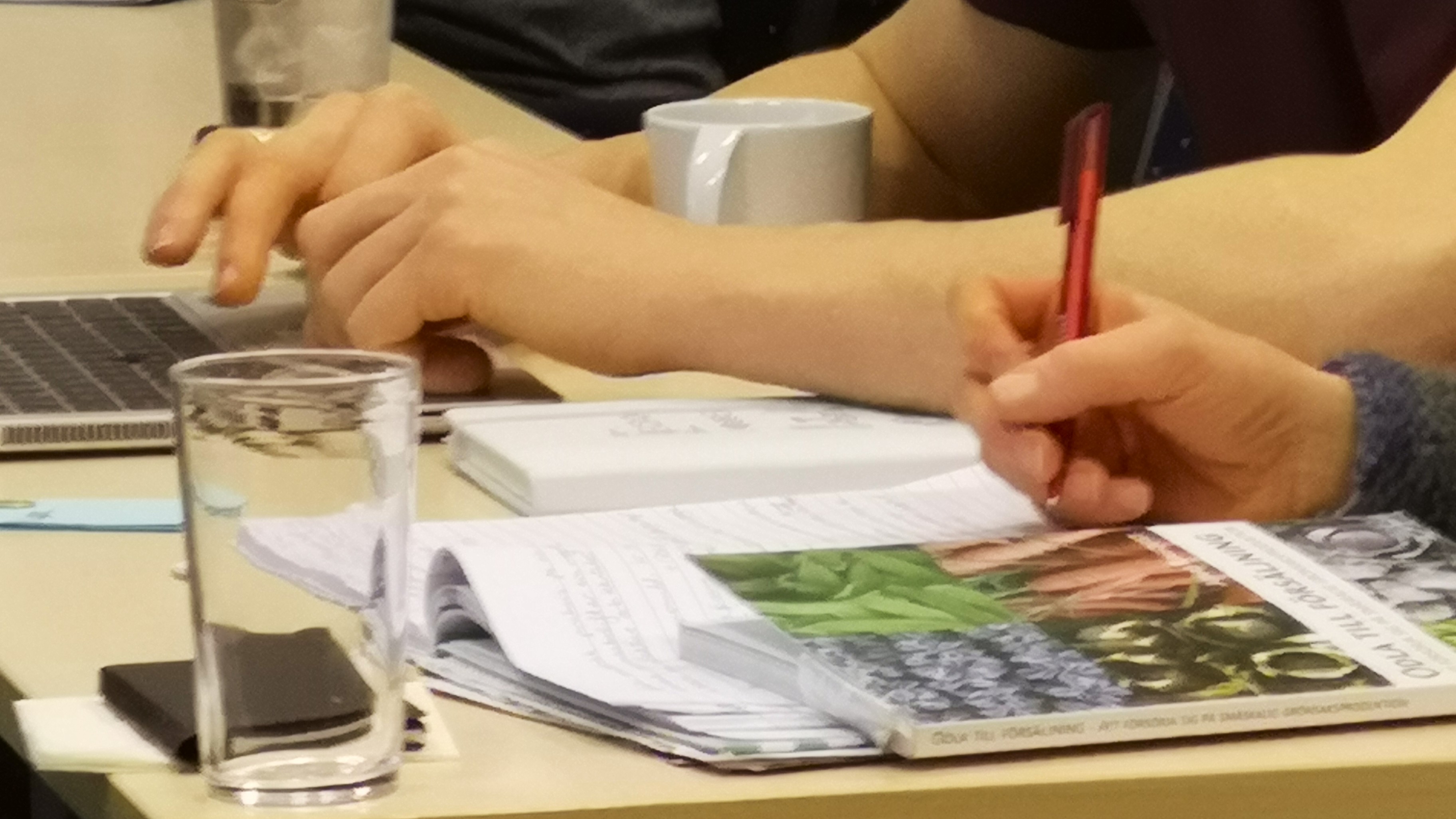 Hender, bøker, pc og drikkeglass og kopper