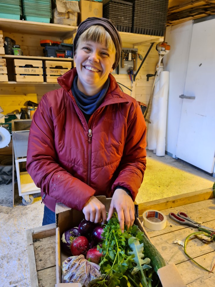 Kvinne i et pakkerom for grønnsaker