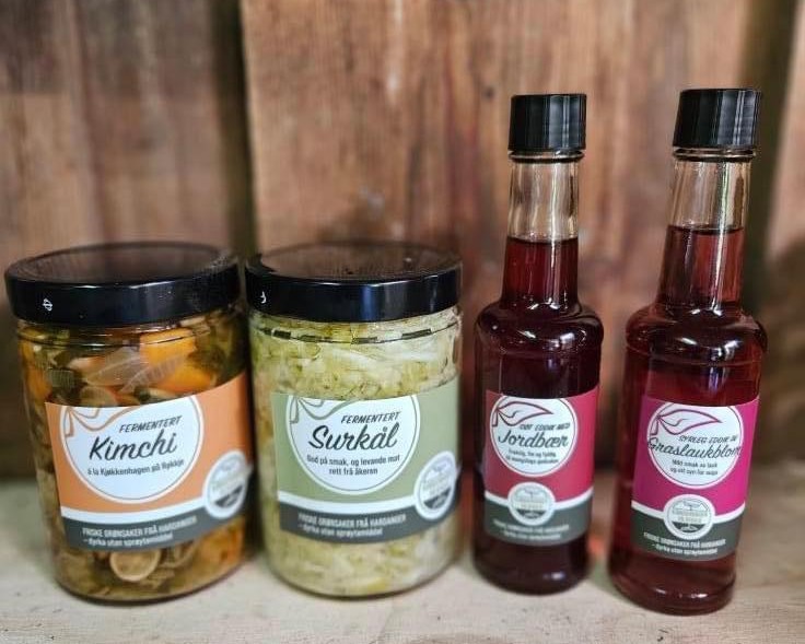 Flasker og sylteglass på et bord