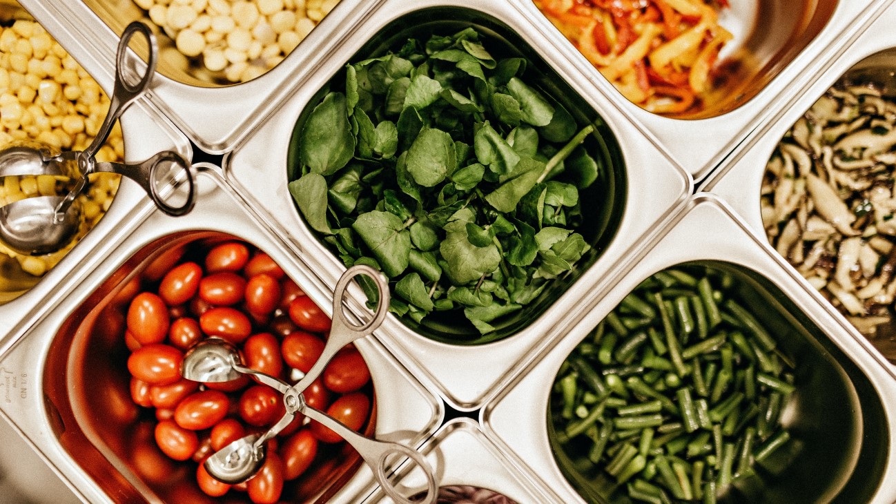 Metallbeholdere med ulike typer av grønnsaker