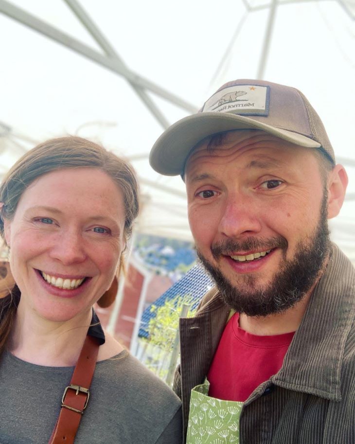 To personer i en dyrkingstunnell