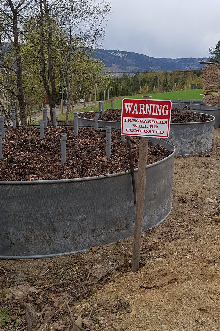 Rund kompostbinge med skilt