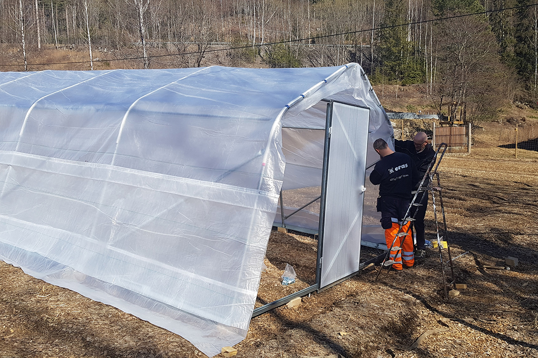 Tunnel i plast på et jorde. 