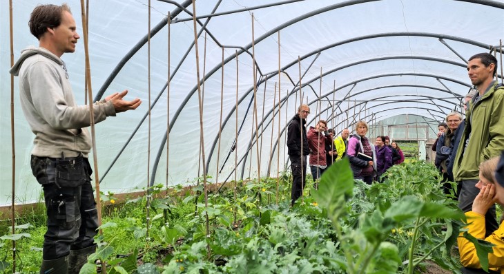 Erik Halvorsen forteller om oppal av småplanter og tomatproduksjon i tunellen under en markvandring med Norsk landbruksrådgiving på gården i Hålandsdalen i Fusa, Bjørnafjorden kommune.