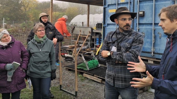 Prosjektlederne fra Stadsbruk i Malmø (Sverige), Cyrille Gaubert og Saba Nazarin, deler raust av kunnskap om å dyrke og selge grønsaker fra en markedshage.