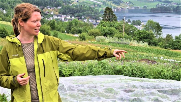 Katinka Kilian drive Ulvik andelslandbruk og har flere års erfaring som markedshagedyrker og driver kurs-og foredragsvirksomhet om småskala grønsaksproduksjon. 