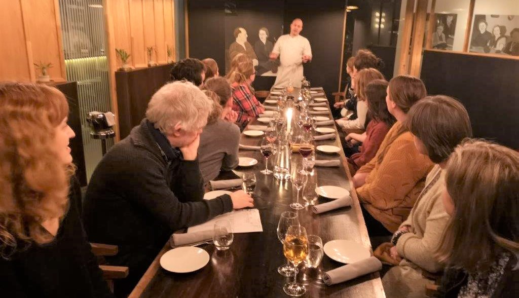 Deltakere på markedshagekurset spiser et godt måltid på restauranten Lysverket i Bergen med lokalproduserte grønsaker. Produsentene og kokken forteller om samarbeidet under måltidet.